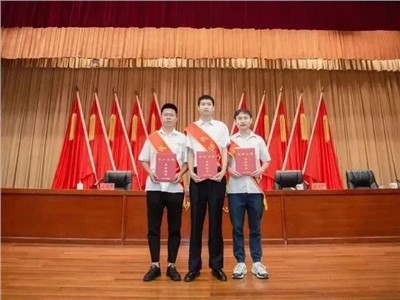 威勝集團楊靖、周天賜、肖正國被授予“長沙工匠”稱號！